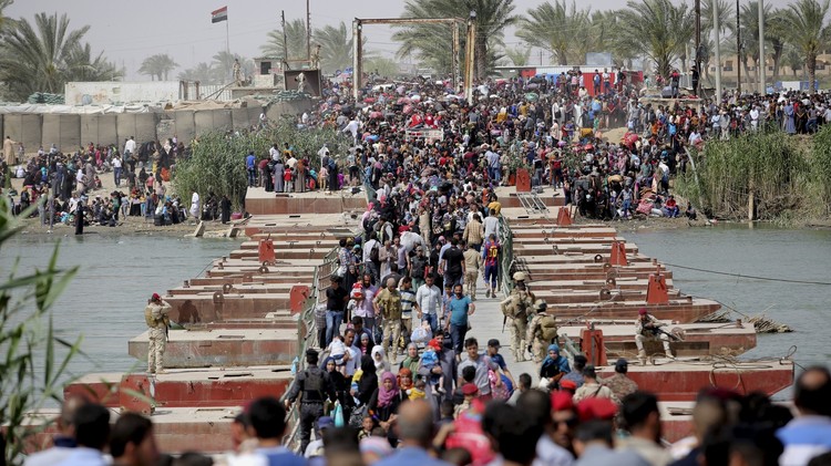 العائلات القادمة من الانبار الى بغداد على الجسر الوحيد معبأة